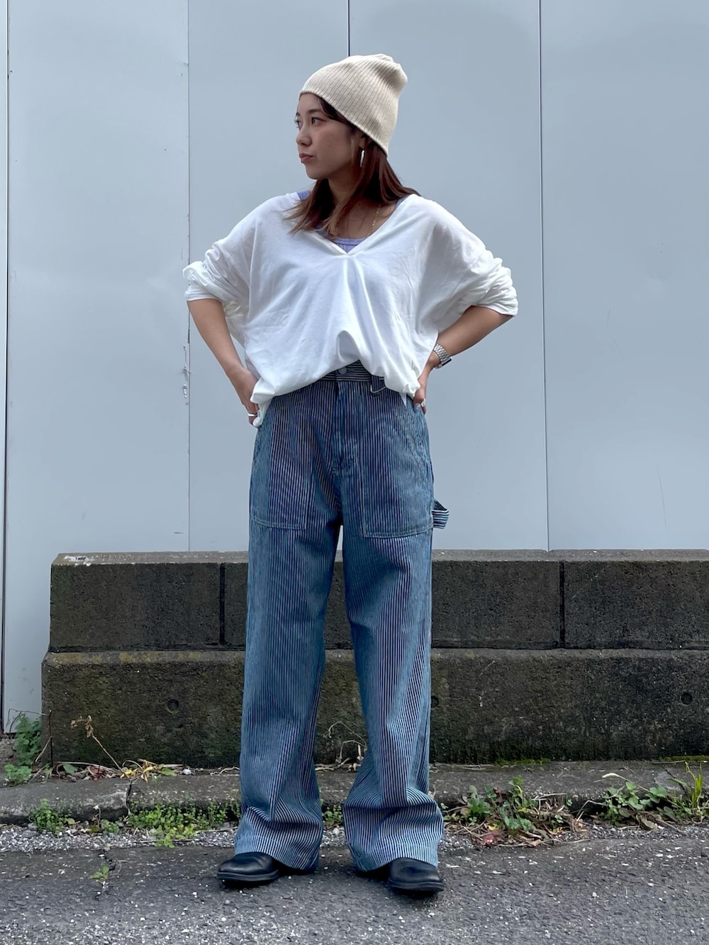 パープル系のTシャツ/カットソー、ホワイト系のTシャツ/カットソー、その他のデニムパンツを着用したレディースの冬コーディネートの2枚目の写真