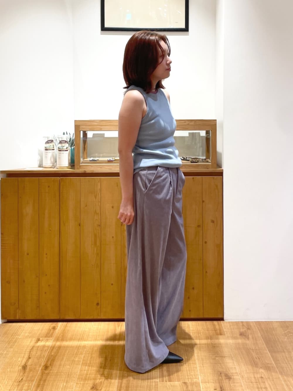 ブルー系のタンクトップ、パープル系のタンクトップ、パープル系のその他パンツを着用したレディースの夏コーディネートの2枚目の写真
