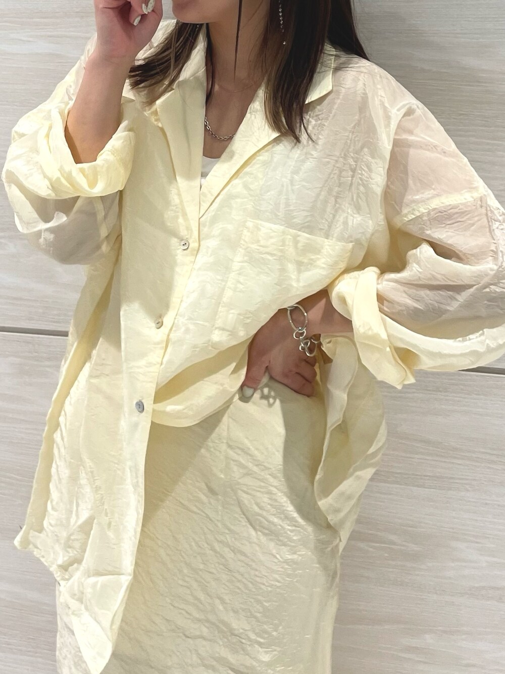 ホワイト系のシャツ/ブラウス、ホワイト系のスカート、ホワイト系のサンダルを着用したレディースの春コーディネートの3枚目の写真