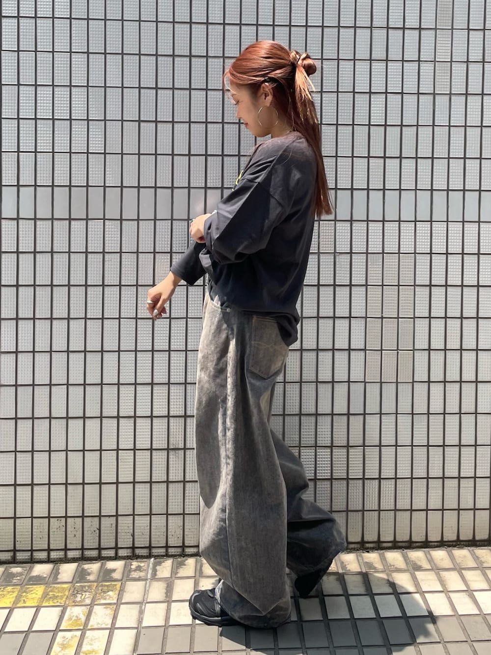 グレー系のTシャツ/カットソー、ベージュ系のデニムパンツを着用したレディースの夏コーディネートの2枚目の写真