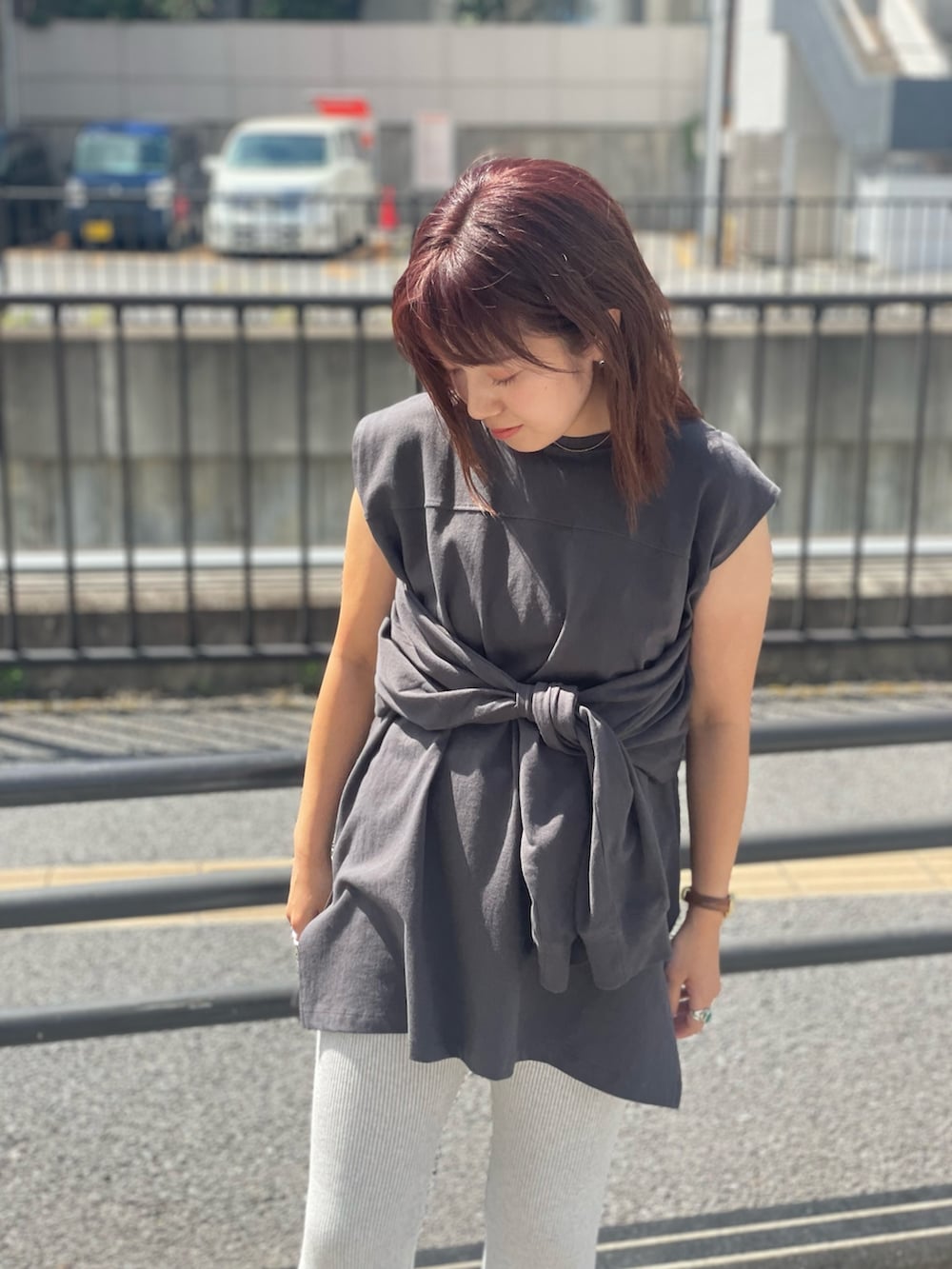 グレー系のTシャツ/カットソー、ブラック系のショルダーバッグ、グレー系のその他パンツを着用したレディースの秋コーディネートの4枚目の写真