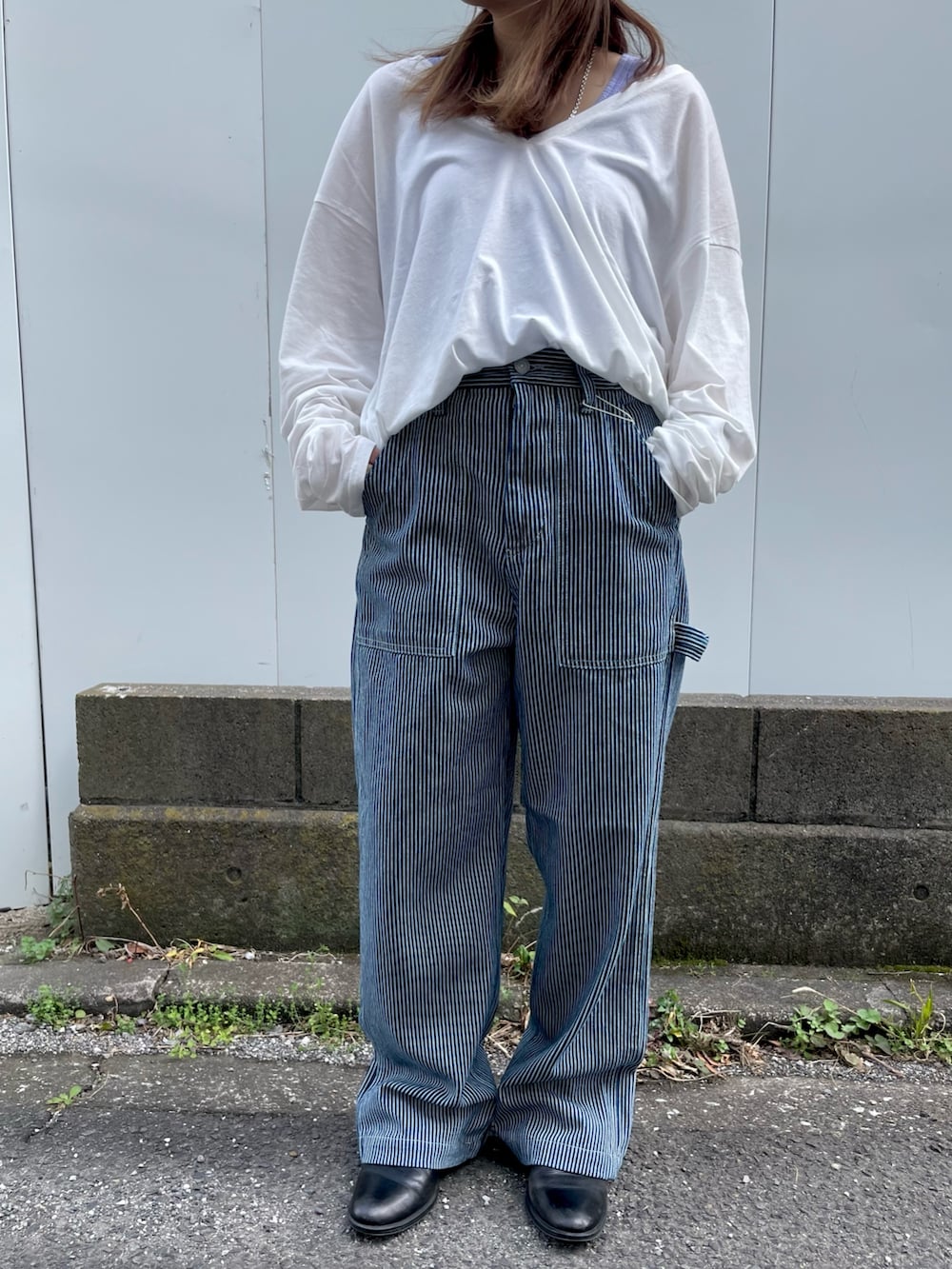 パープル系のTシャツ/カットソー、ホワイト系のTシャツ/カットソー、その他のデニムパンツを着用したレディースの冬コーディネートの3枚目の写真