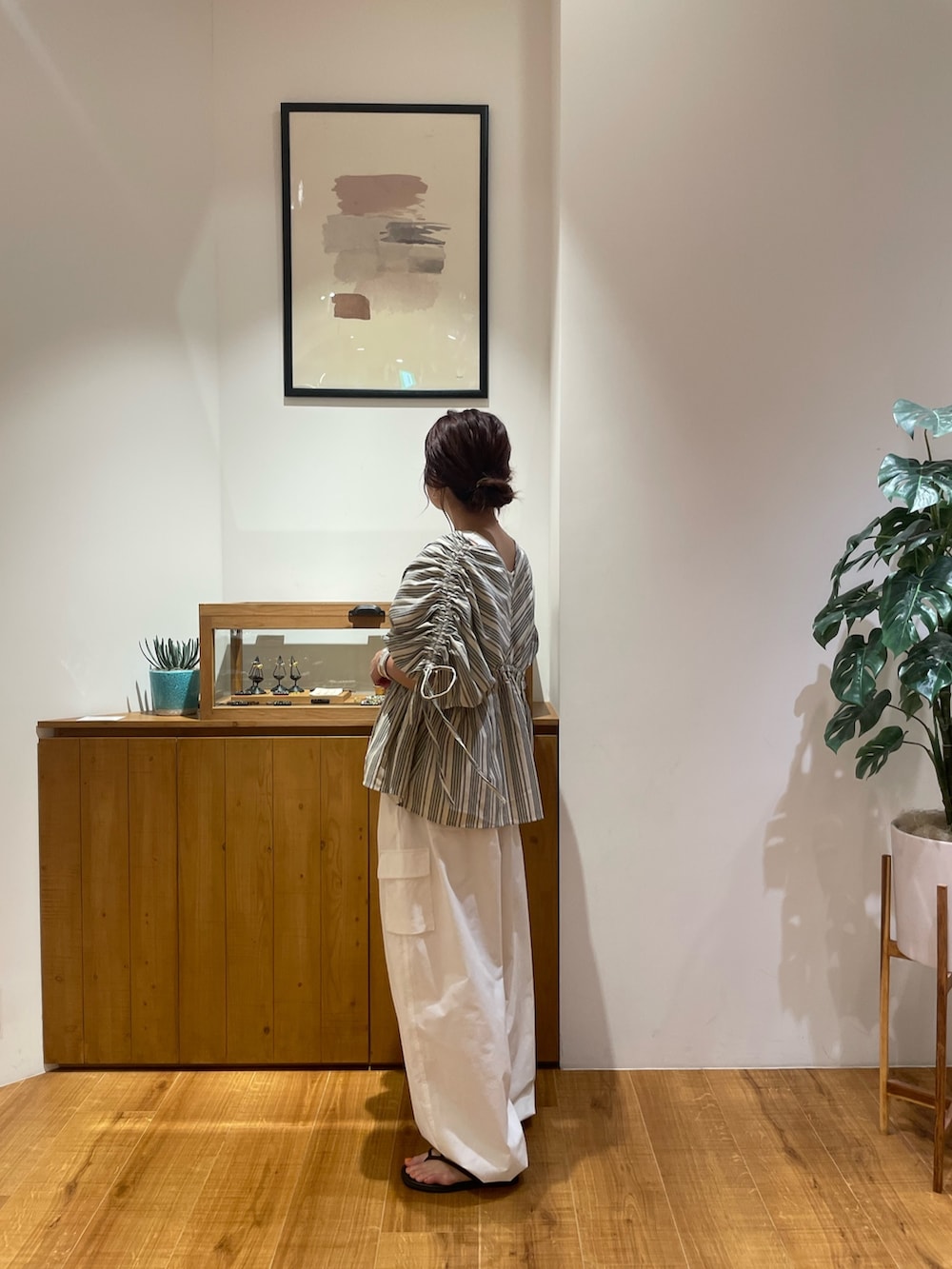 その他のシャツ/ブラウス、ホワイト系のその他パンツを着用したレディースの夏コーディネートの2枚目の写真