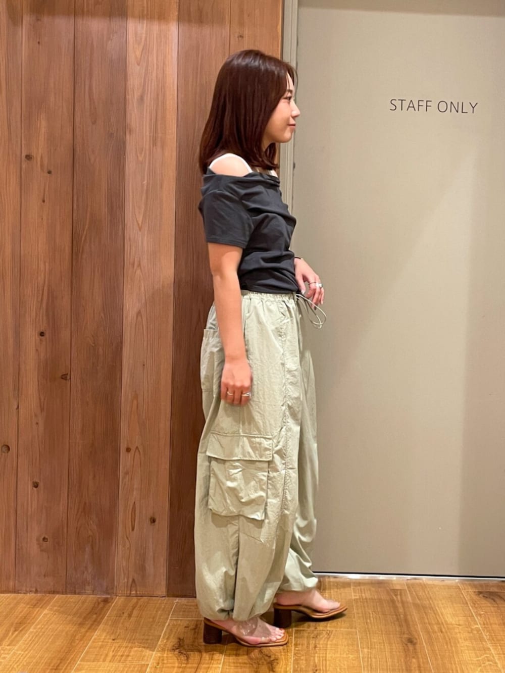 グレー系のTシャツ/カットソー、グリーン系のその他パンツを着用したレディースの夏コーディネートの2枚目の写真