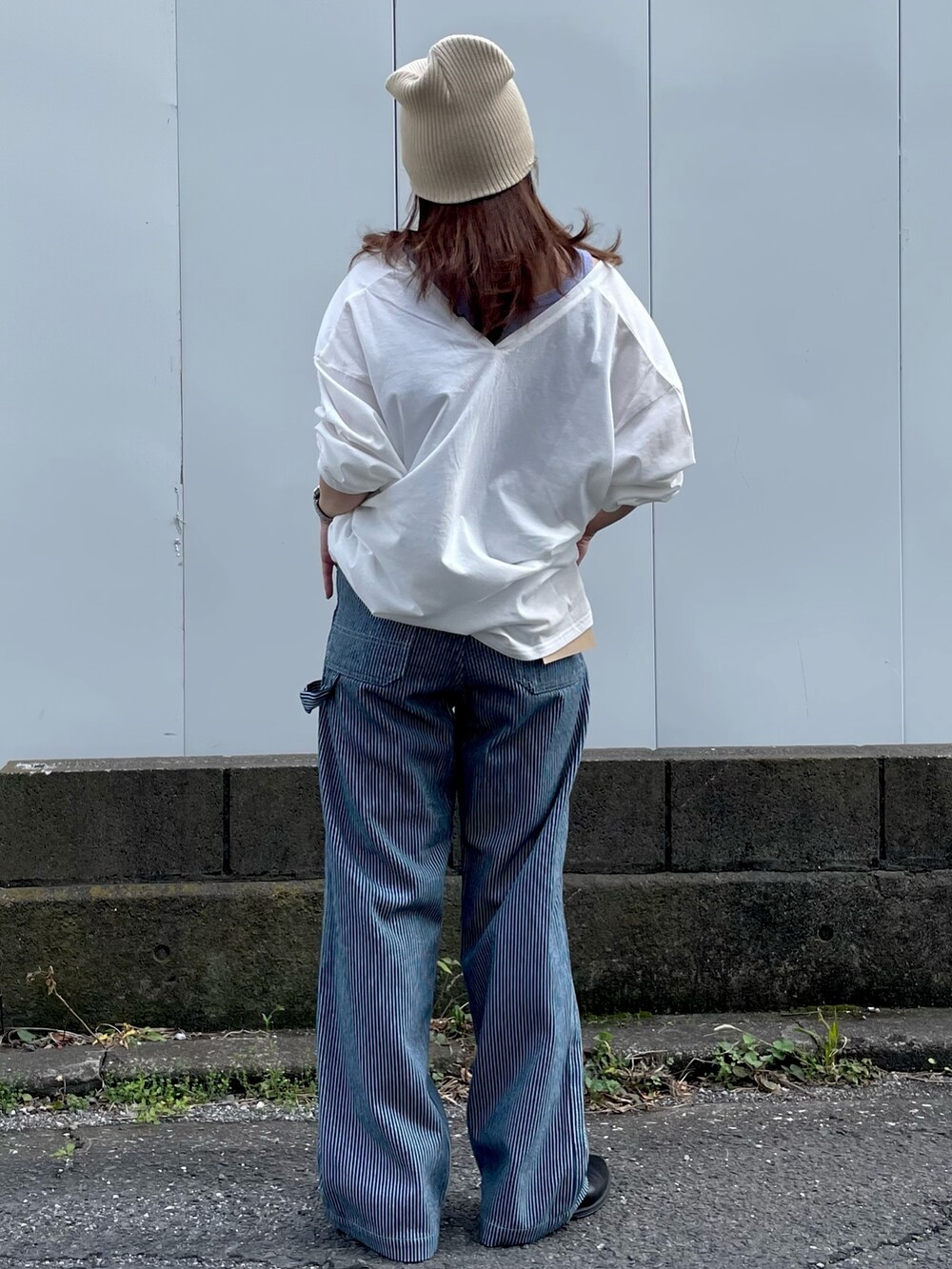 パープル系のTシャツ/カットソー、ホワイト系のTシャツ/カットソー、その他のデニムパンツを着用したレディースの冬コーディネートの5枚目の写真