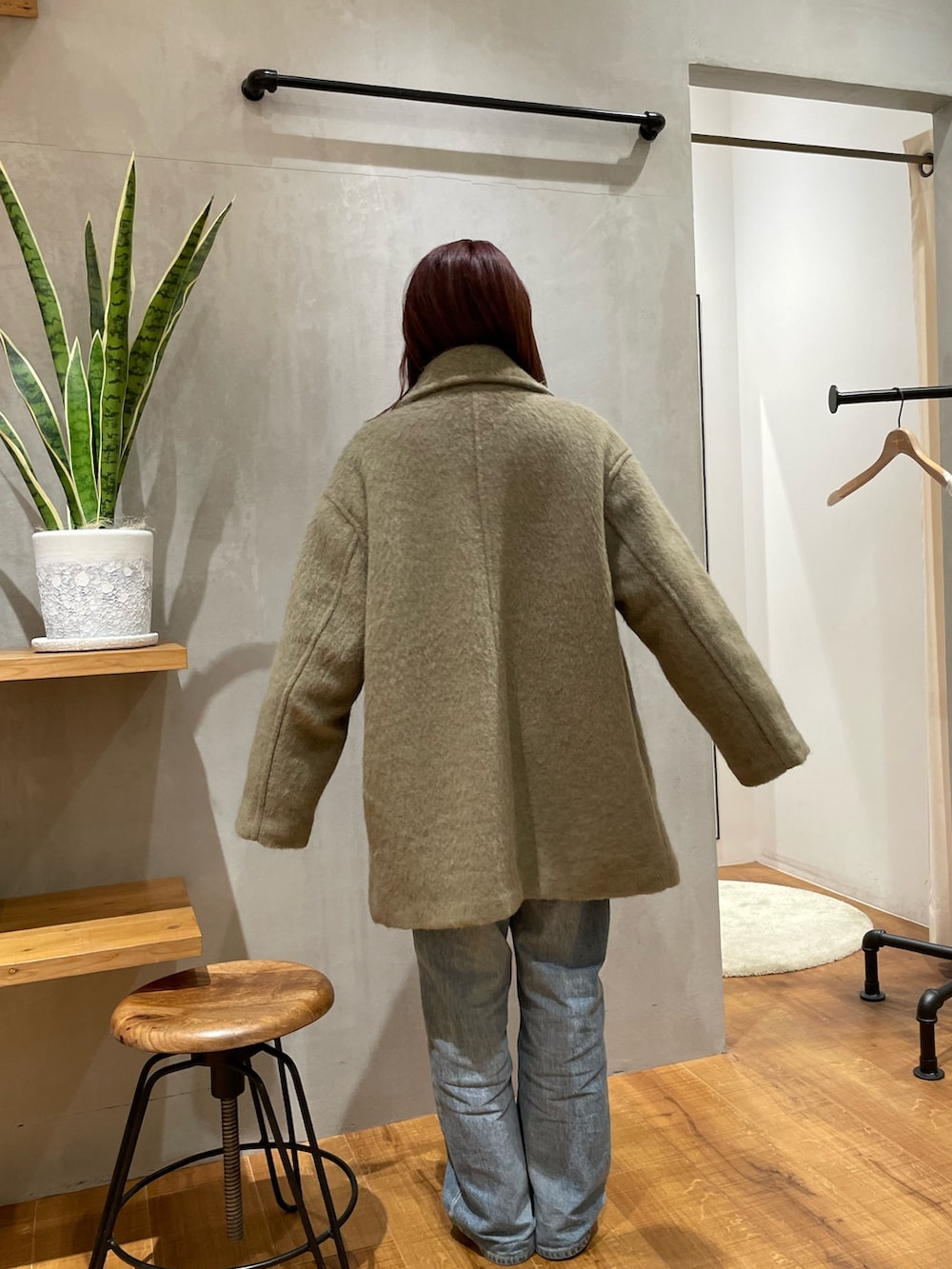 グリーン系のピーコートを着用したレディースの冬コーディネートの3枚目の写真