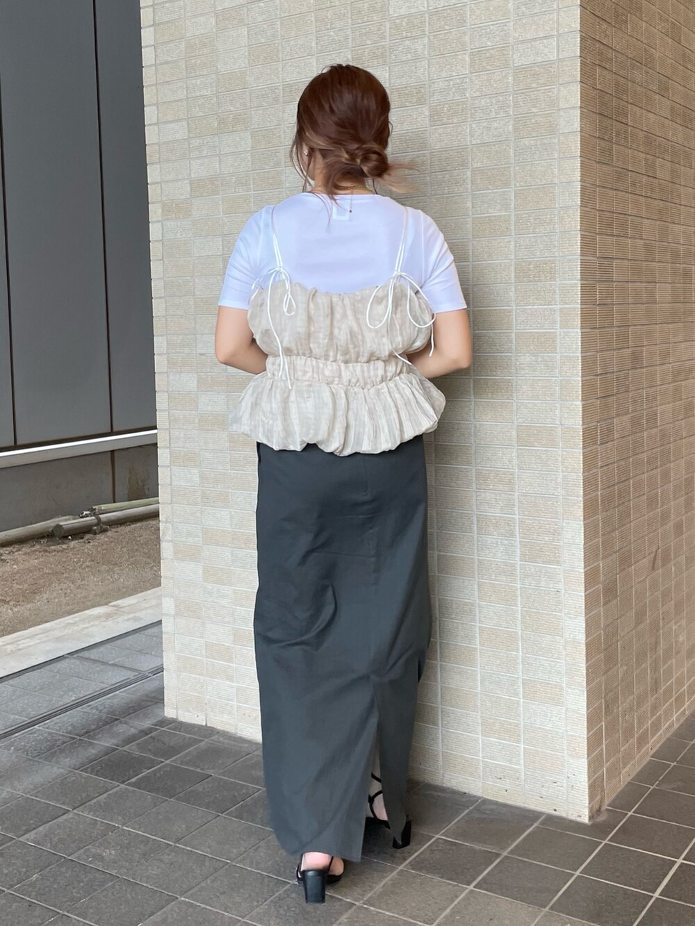 ホワイト系のTシャツ/カットソー、グレー系のスカートを着用したレディースの夏コーディネートの4枚目の写真