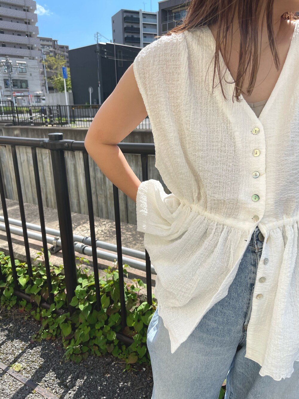 ホワイト系のシャツ/ブラウス、ブルー系のデニムパンツを着用したレディースの夏コーディネートの4枚目の写真