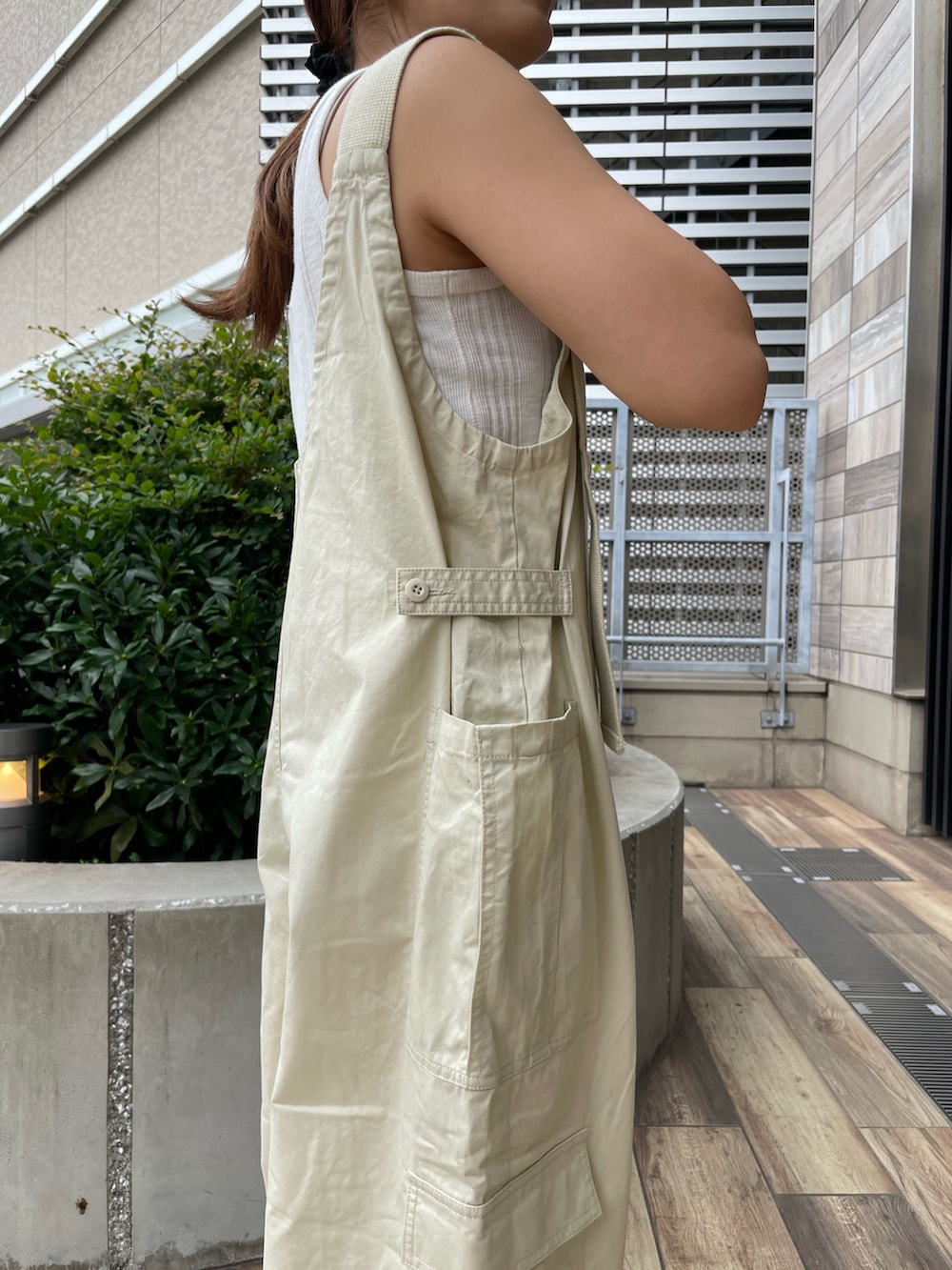 ベージュ系のサロペット/オーバーオール、ホワイト系のTシャツ/カットソーを着用したレディースの夏コーディネートの6枚目の写真