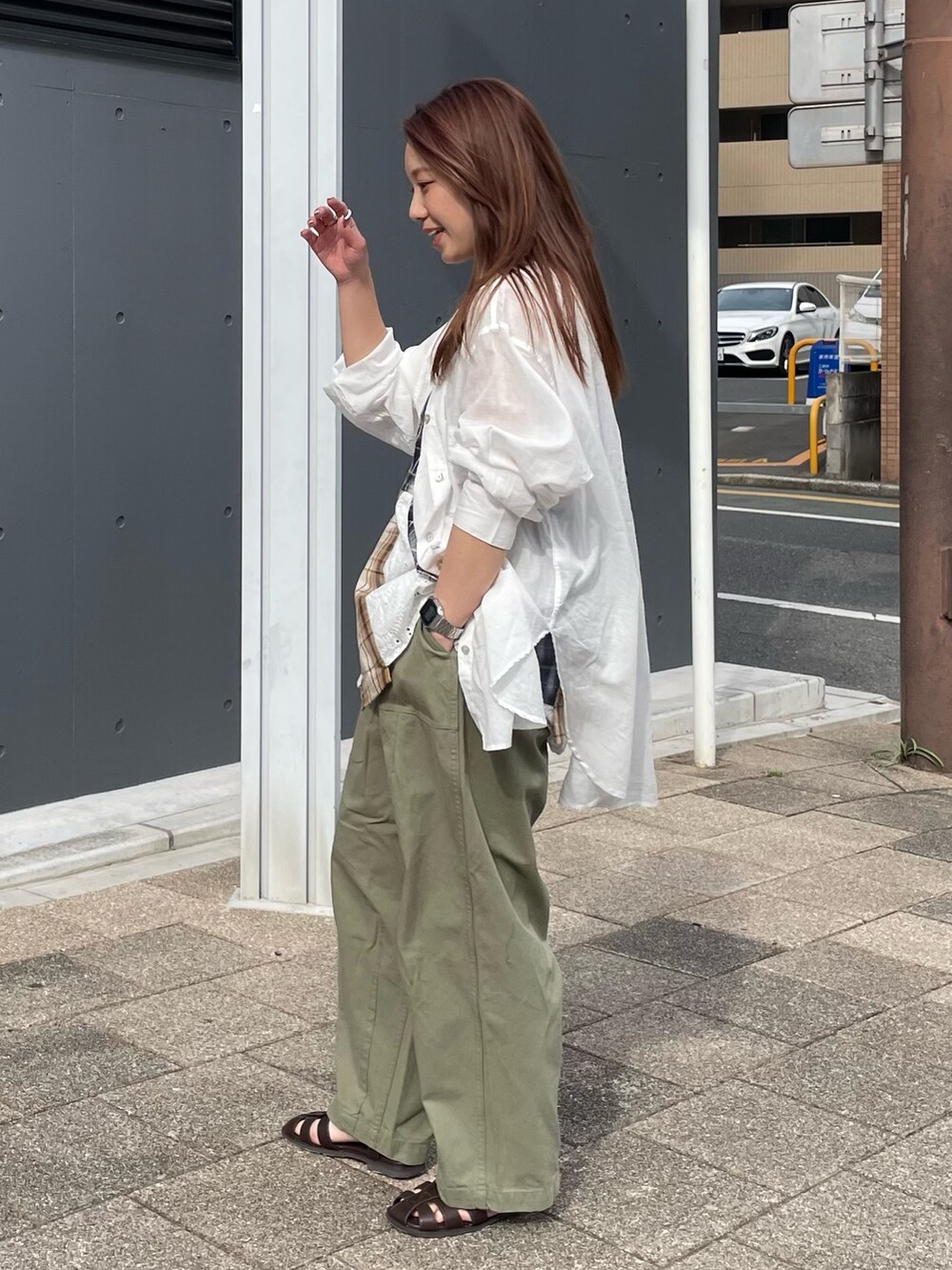 ホワイト系のシャツ/ブラウス、その他のチューブトップ、グリーン系のその他パンツを着用したレディースの春コーディネートの2枚目の写真