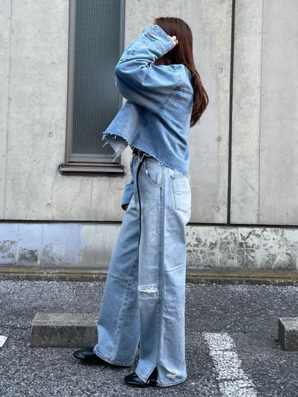 ブルー系のシャツ/ブラウス、ブルー系のデニムパンツ、ブラック系のバレエシューズを着用したレディースの冬コーディネートの6枚目の写真