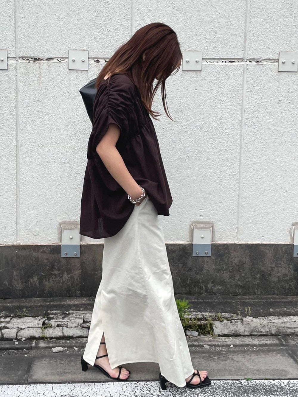 ブラウン系のシャツ/ブラウス、ホワイト系のスカートを着用したレディースの夏コーディネートの2枚目の写真