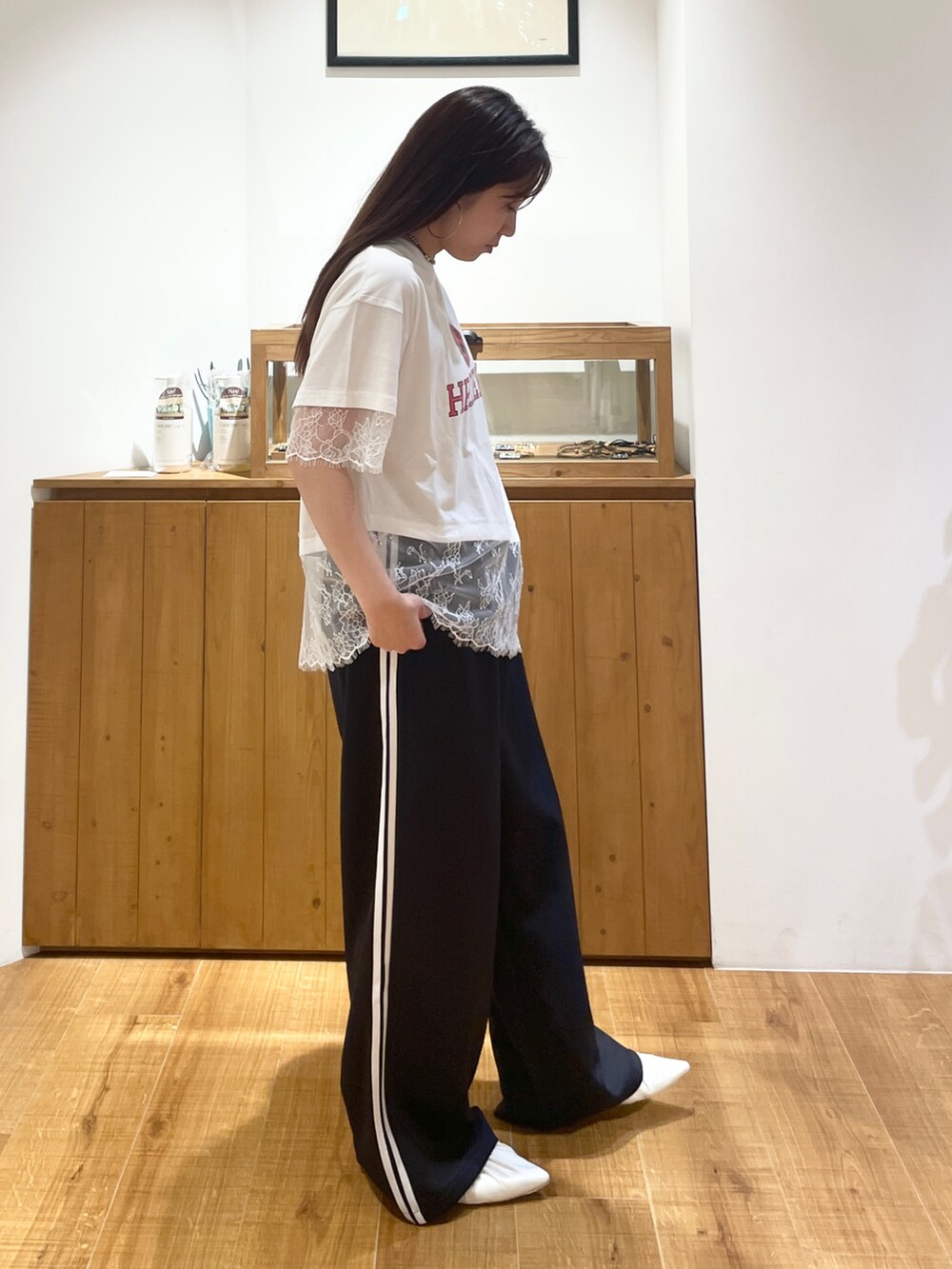 ホワイト系のTシャツ/カットソー、ブルー系のその他パンツ、ホワイト系のパンプスを着用したレディースの夏コーディネートの3枚目の写真