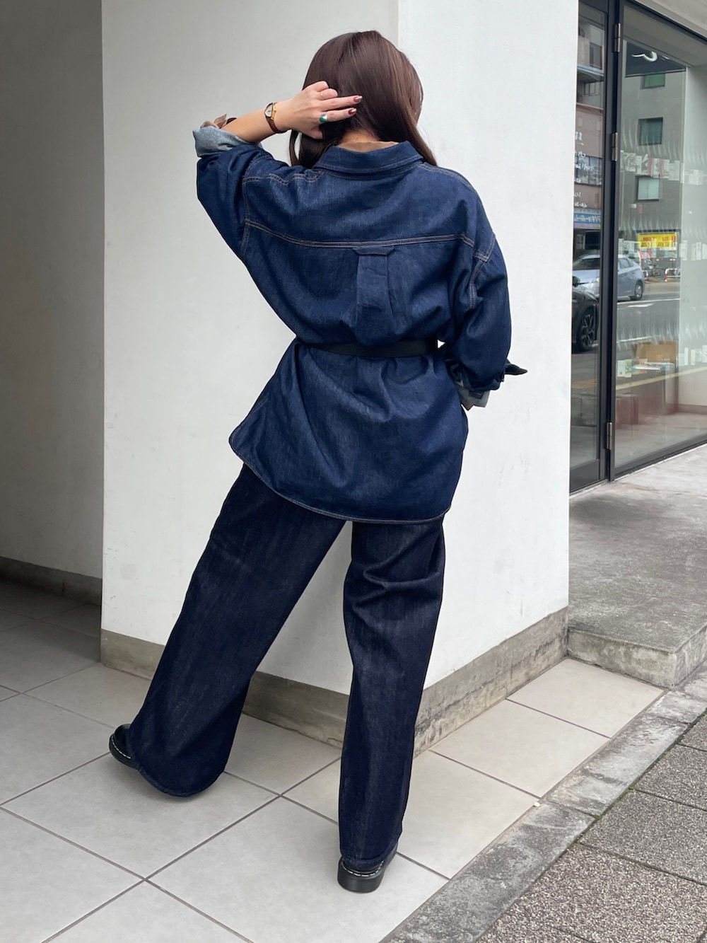 ブルー系のシャツ/ブラウス、ブラウン系のシャツ/ブラウス、レッド系のTシャツ/カットソーを着用したレディースの秋コーディネートの3枚目の写真