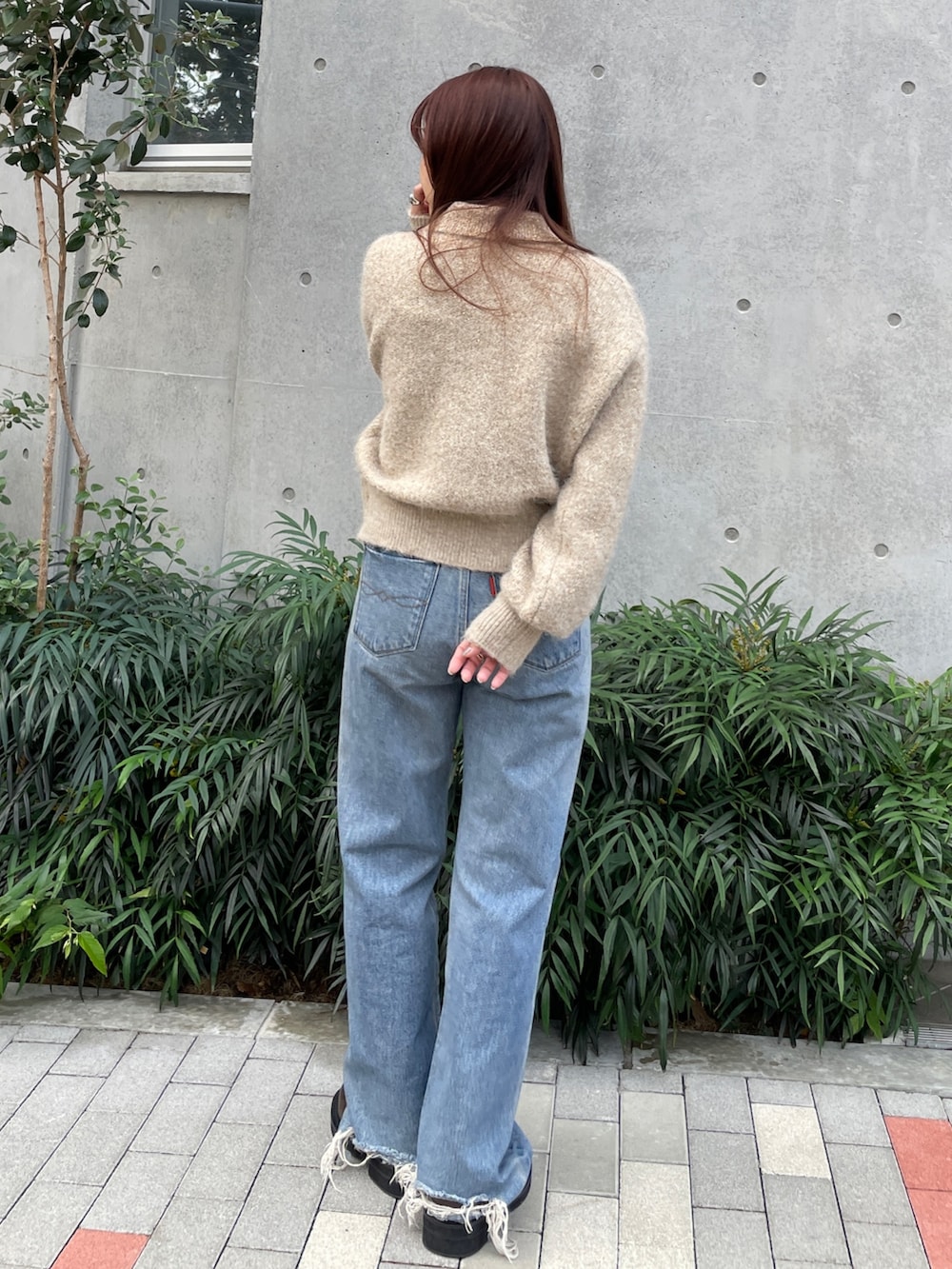 ベージュ系のカーディガン/ボレロ、ブルー系のデニムパンツを着用したレディースの秋コーディネートの3枚目の写真