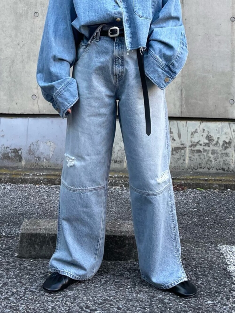 ブルー系のシャツ/ブラウス、ブルー系のデニムパンツ、ブラック系のバレエシューズを着用したレディースの冬コーディネートの7枚目の写真