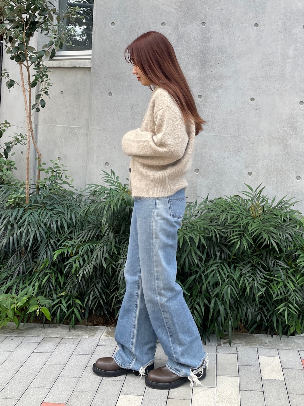 ベージュ系のカーディガン/ボレロ、ブルー系のデニムパンツを着用したレディースの秋コーディネートの2枚目の写真