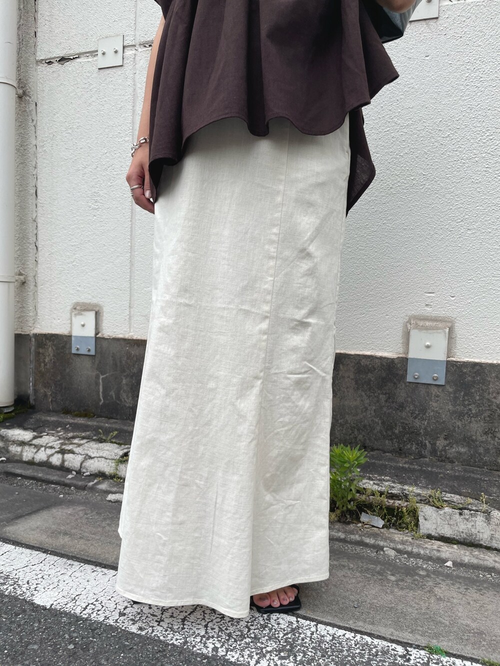 ブラウン系のシャツ/ブラウス、ホワイト系のスカートを着用したレディースの夏コーディネートの6枚目の写真