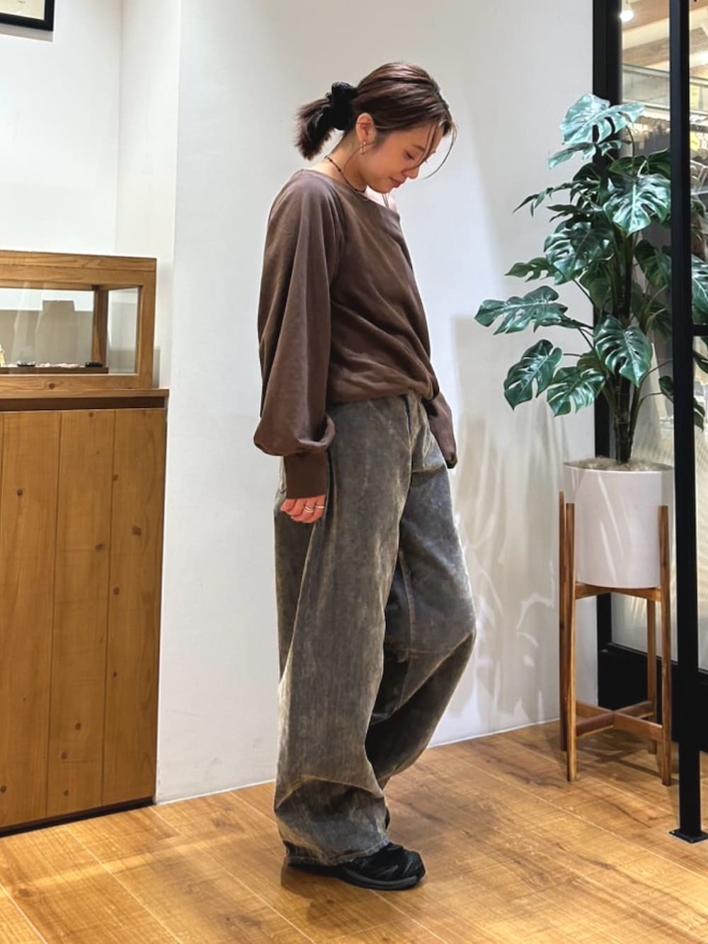 ブラウン系のスウェット、ベージュ系のデニムパンツを着用したレディースの秋コーディネートの2枚目の写真