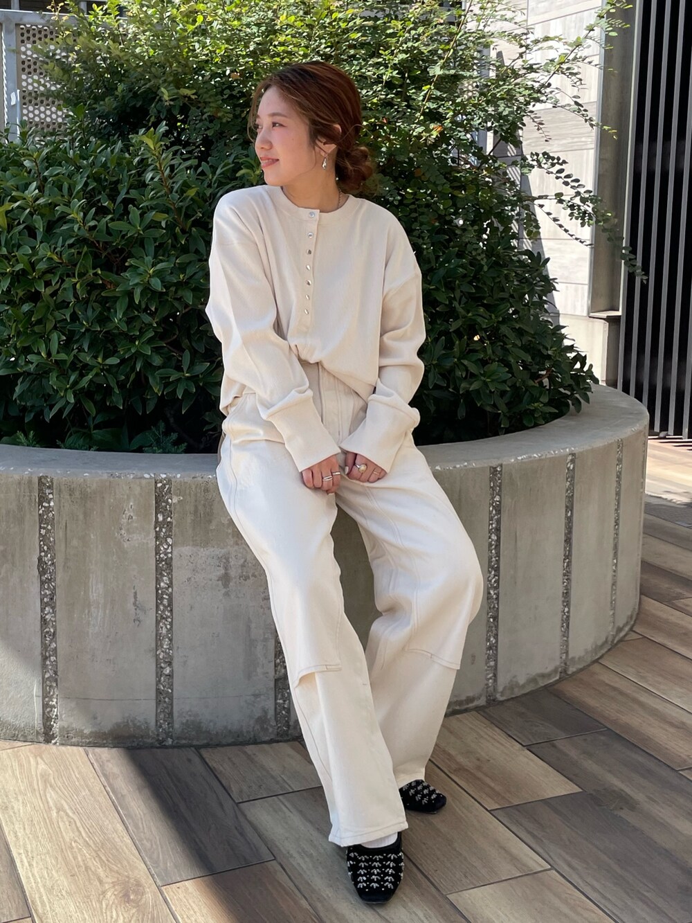 ホワイト系のTシャツ/カットソー、ホワイト系のデニムパンツ、ブラック系のパンプスを着用したレディースの秋コーディネートの4枚目の写真