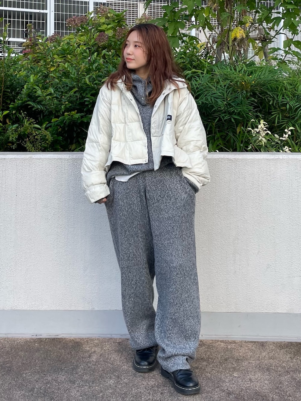 グレー系のブルゾン、グレー系のニット/セーター、ブラウン系のその他パンツを着用したレディースの秋コーディネートの2枚目の写真