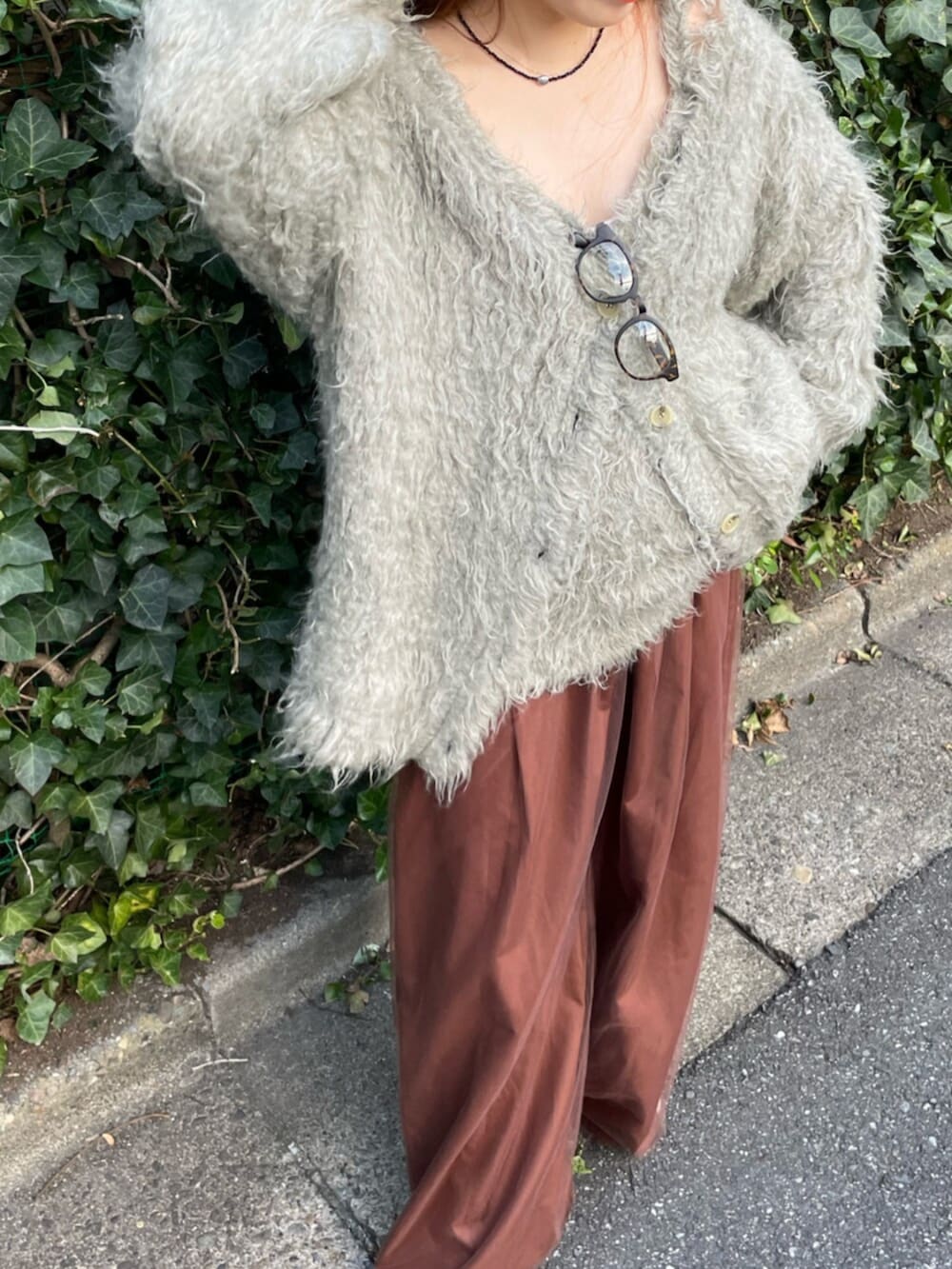 ブラウン系のその他パンツ、グレー系のカーディガン/ボレロを着用したレディースの秋コーディネートの5枚目の写真