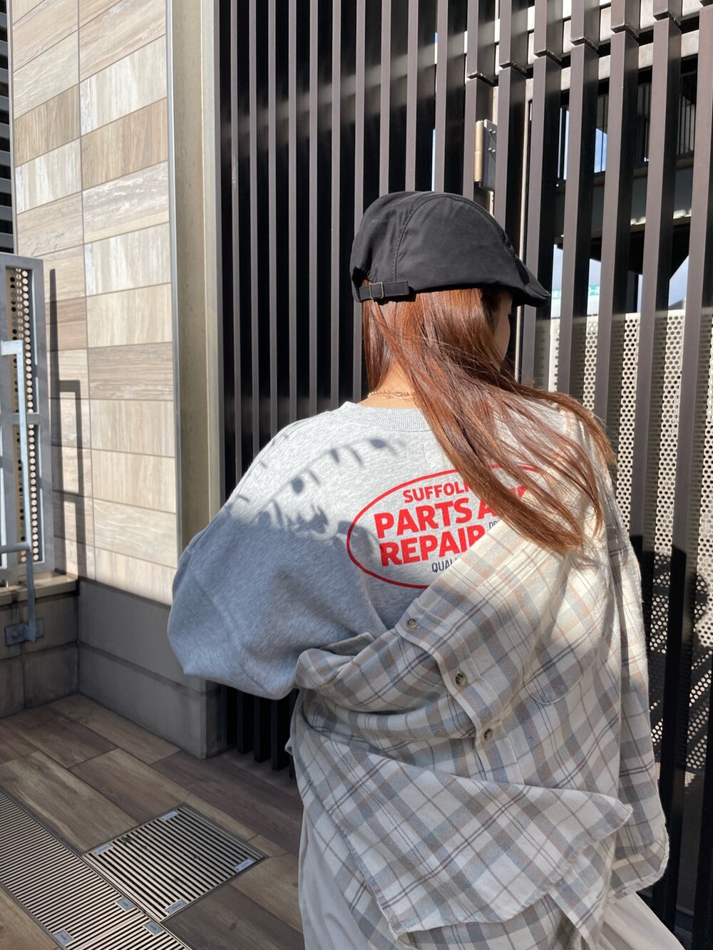 ホワイト系のシャツ/ブラウス、グレー系のスウェット、ホワイト系のスカートを着用したレディースの冬コーディネートの5枚目の写真