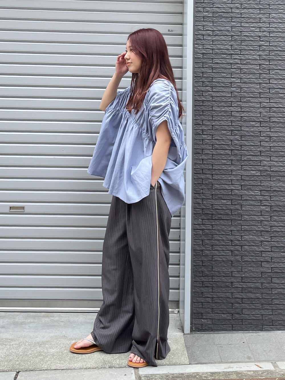 ブルー系のシャツ/ブラウス、グレー系のその他パンツを着用したレディースの夏コーディネートの2枚目の写真