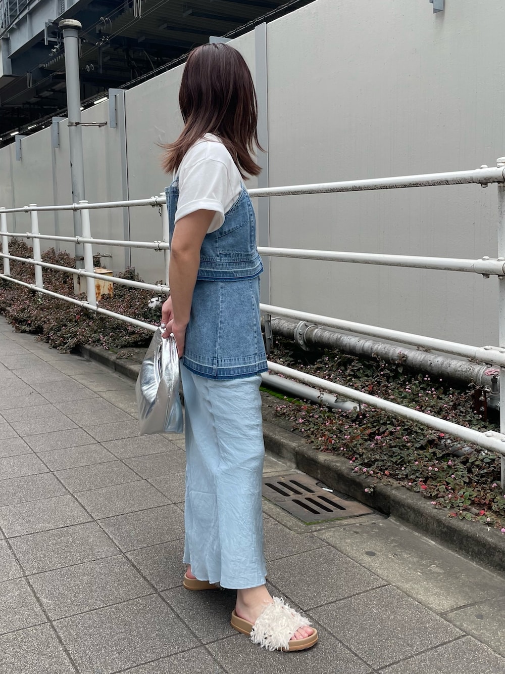 ホワイト系のTシャツ/カットソー、ブルー系のキャミソール、シルバー系のハンドバッグを着用したレディースの春コーディネートの3枚目の写真