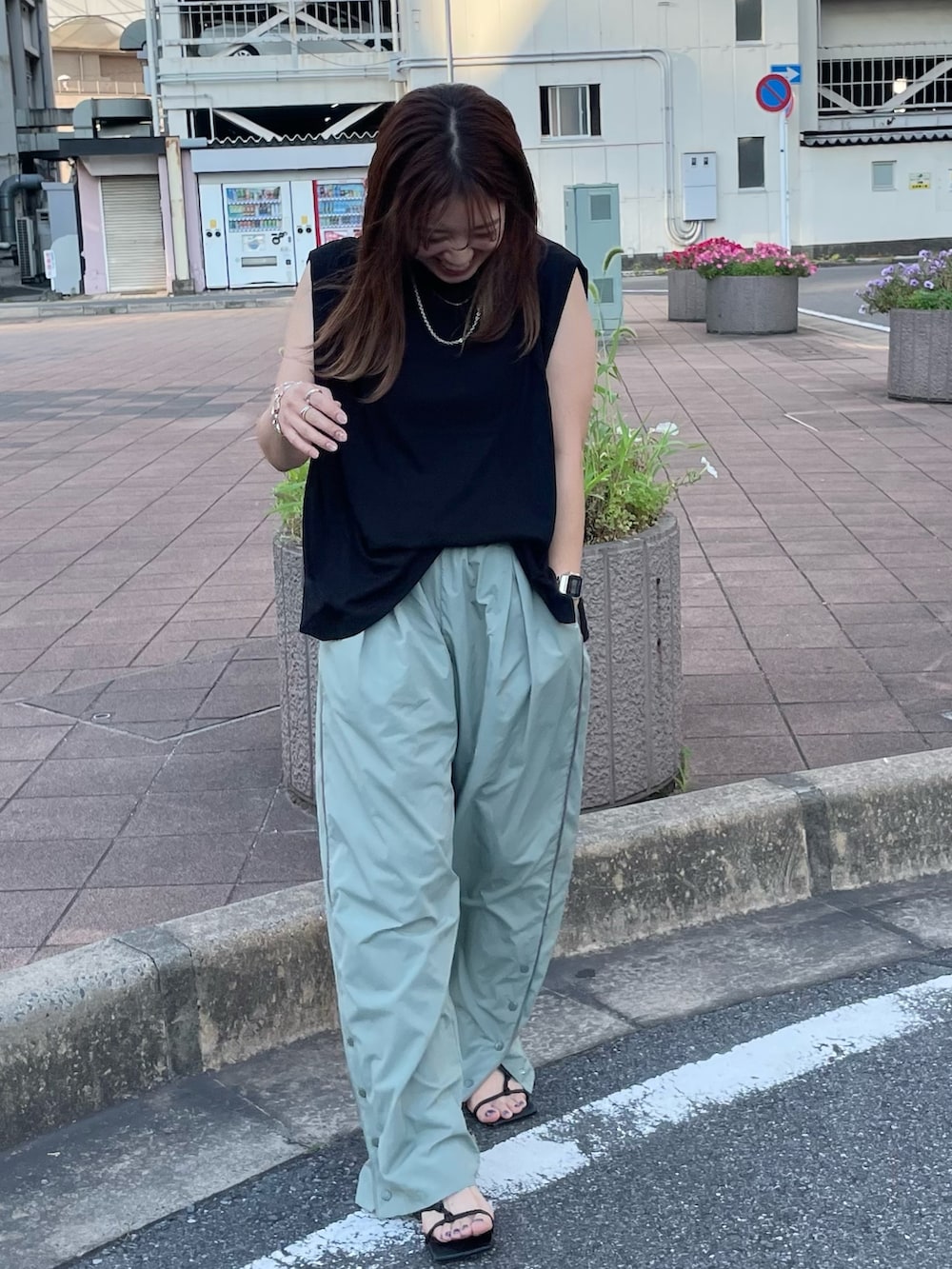 グリーン系のその他パンツ、ブラック系のTシャツ/カットソーを着用したレディースの夏コーディネートの4枚目の写真