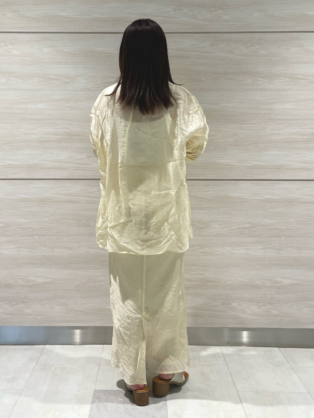 ホワイト系のシャツ/ブラウス、ホワイト系のスカート、ホワイト系のサンダルを着用したレディースの春コーディネートの7枚目の写真