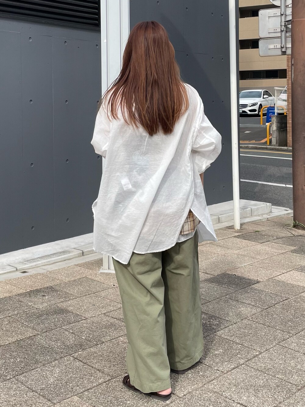 ホワイト系のシャツ/ブラウス、その他のチューブトップ、グリーン系のその他パンツを着用したレディースの春コーディネートの3枚目の写真