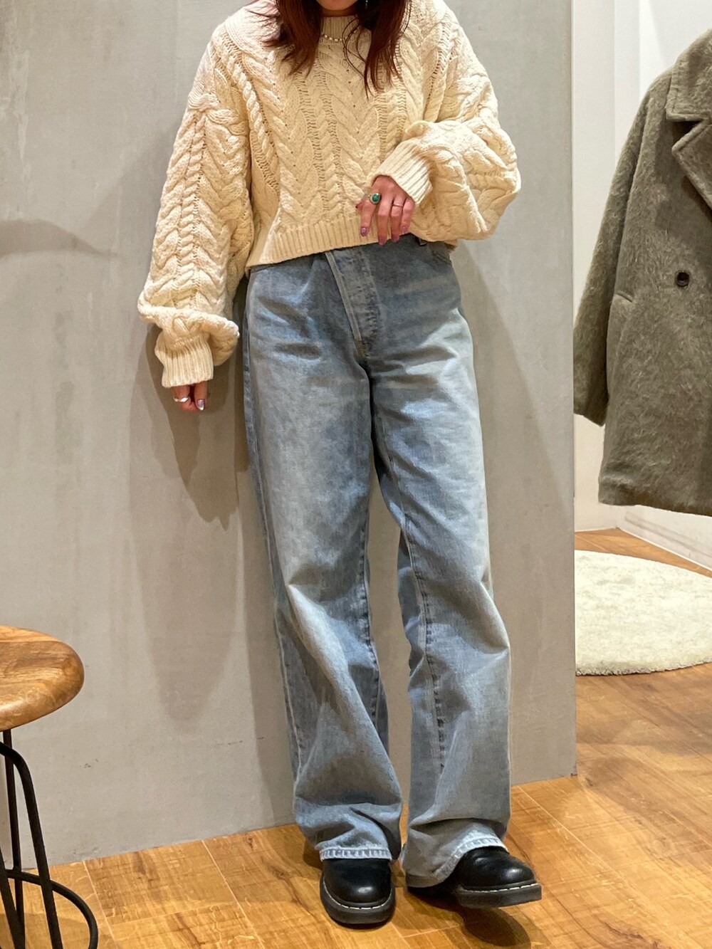 ブルー系のデニムパンツ、ホワイト系のニット/セーターを着用したレディースの冬コーディネートの2枚目の写真