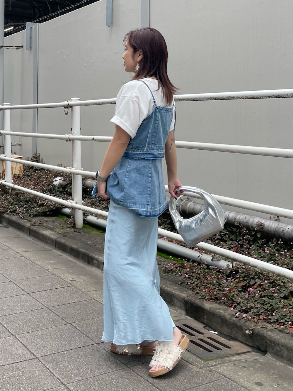 ホワイト系のTシャツ/カットソー、ブルー系のキャミソール、シルバー系のハンドバッグを着用したレディースの春コーディネートの4枚目の写真