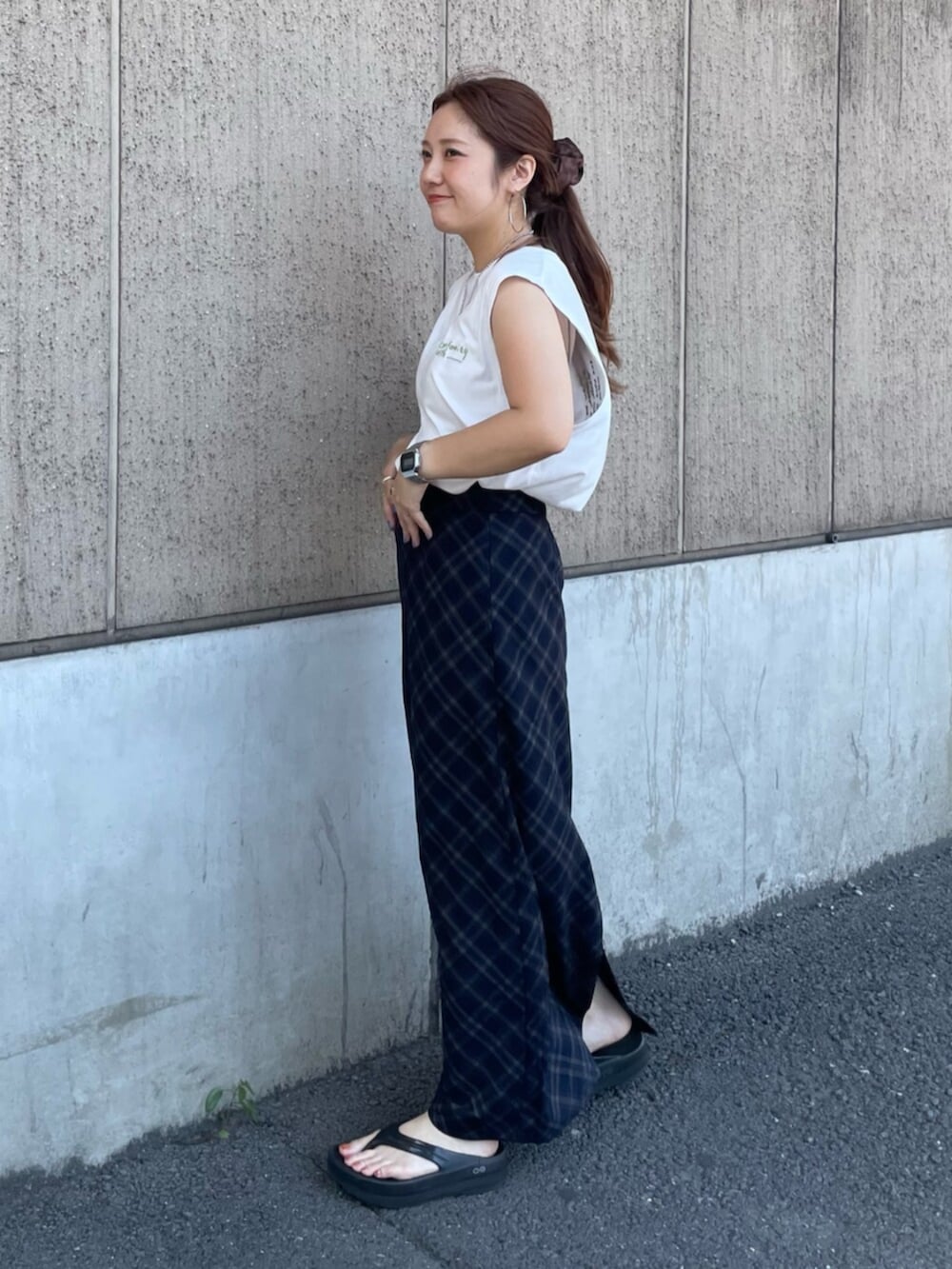 ホワイト系のタンクトップ、ブルー系のスカートを着用したレディースの夏コーディネートの2枚目の写真