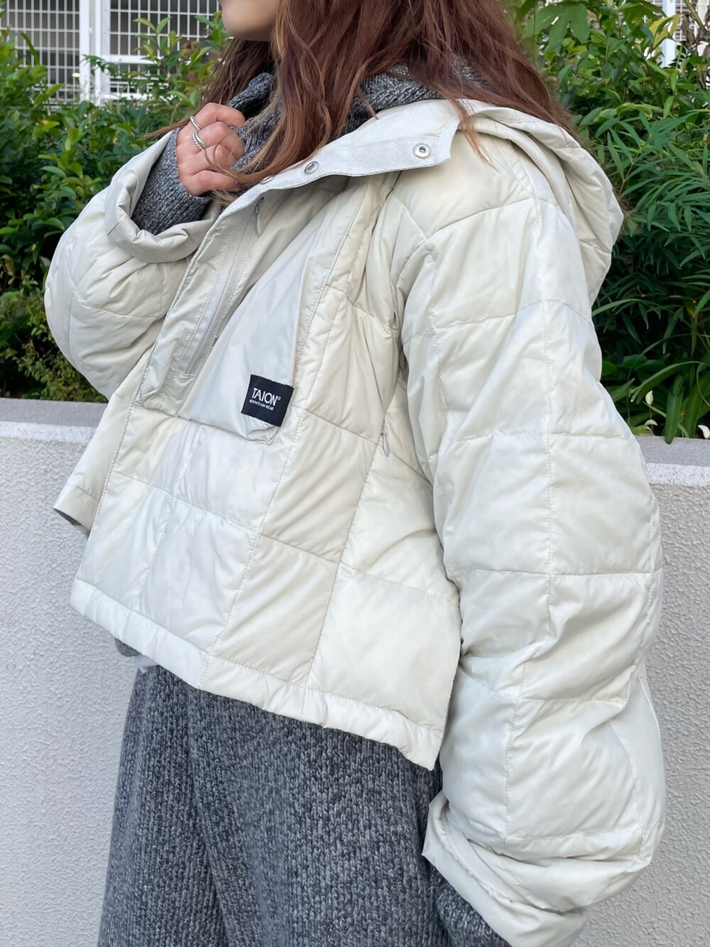 グレー系のブルゾン、グレー系のニット/セーター、ブラウン系のその他パンツを着用したレディースの秋コーディネートの6枚目の写真