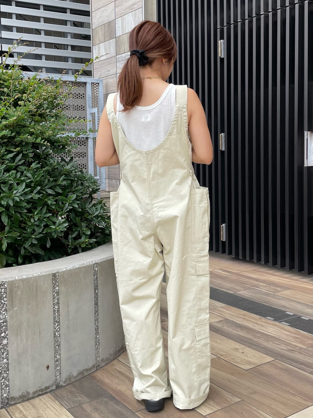 ベージュ系のサロペット/オーバーオール、ホワイト系のTシャツ/カットソーを着用したレディースの夏コーディネートの3枚目の写真