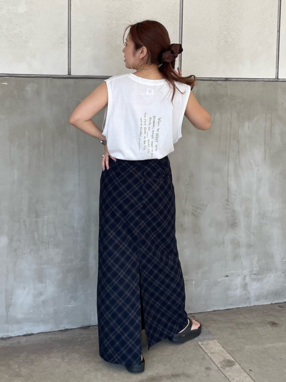 ホワイト系のタンクトップ、ブルー系のスカートを着用したレディースの夏コーディネートの3枚目の写真