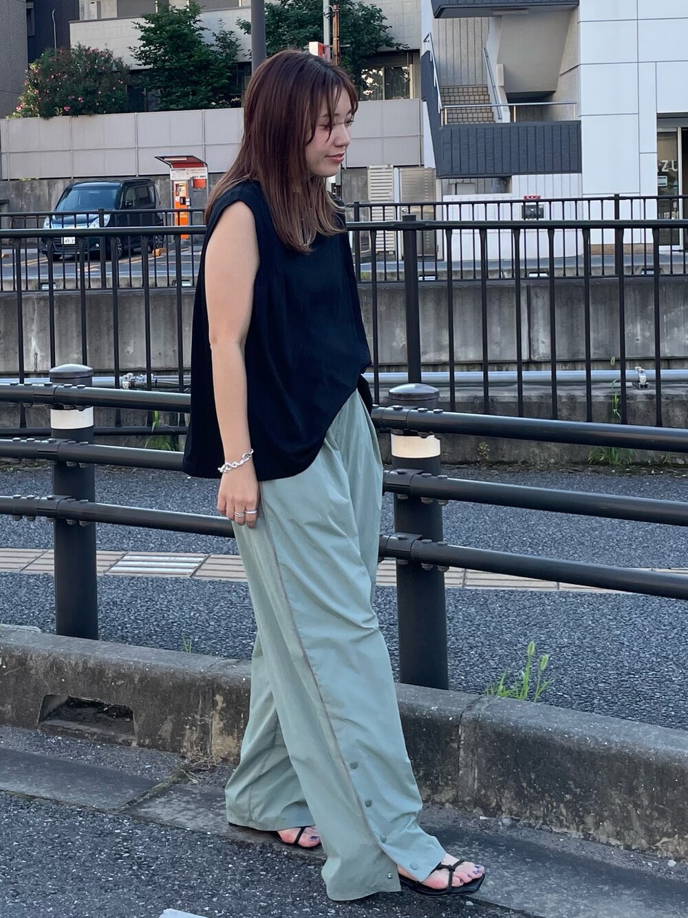 グリーン系のその他パンツ、ブラック系のTシャツ/カットソーを着用したレディースの夏コーディネートの2枚目の写真