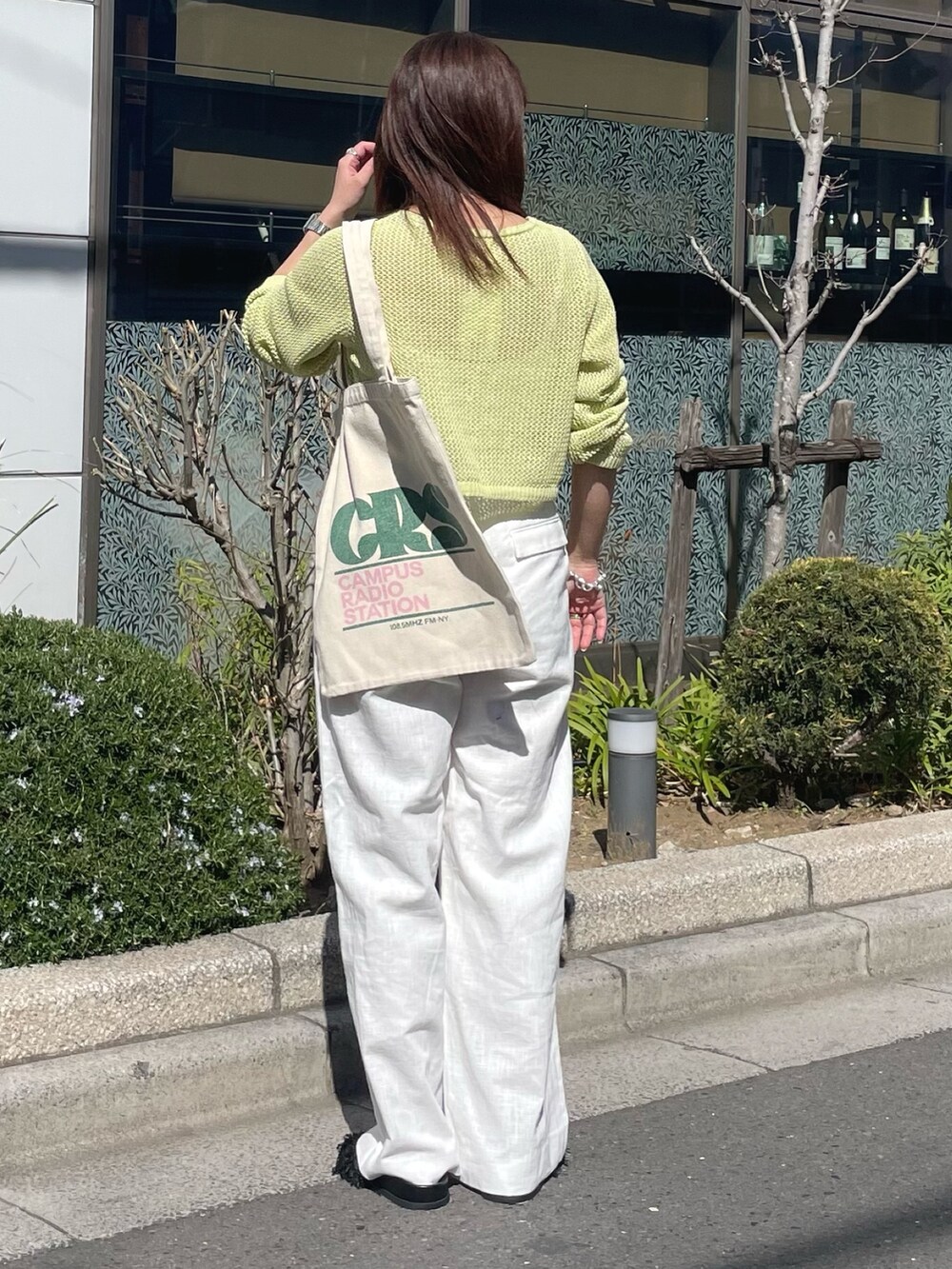 グリーン系のカーディガン/ボレロ、ホワイト系のその他パンツ、グリーン系のトートバッグを着用したレディースの春コーディネートの5枚目の写真