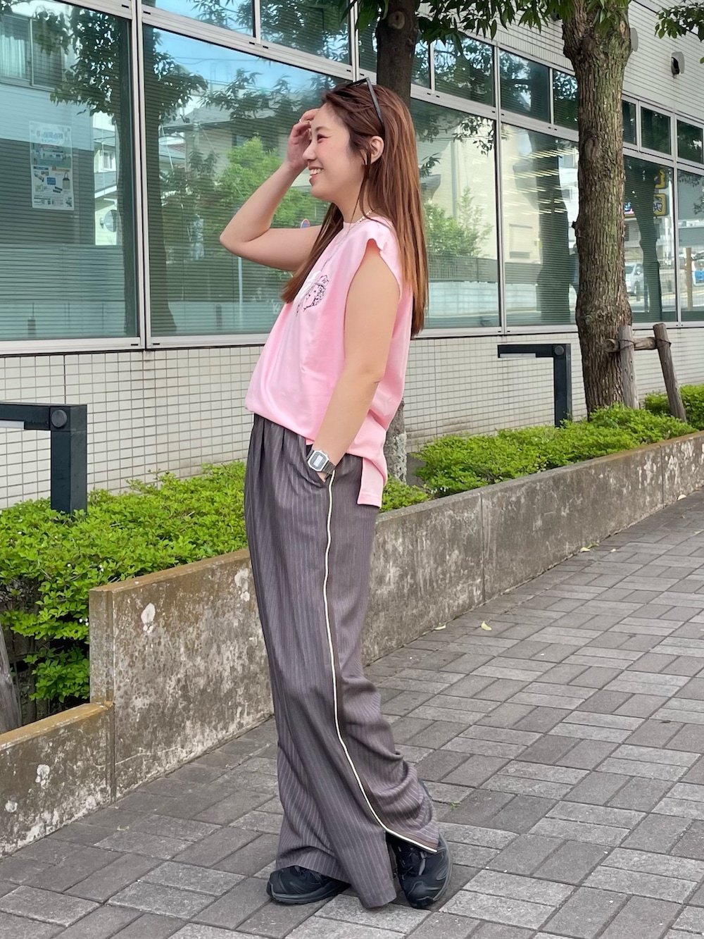 ピンク系のタンクトップ、グレー系のその他パンツを着用したレディースの春コーディネートの2枚目の写真