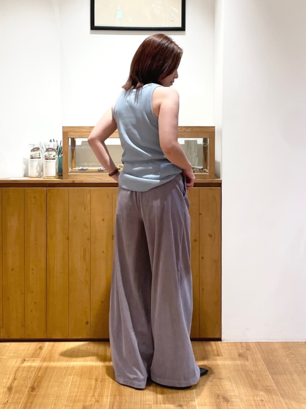 ブルー系のタンクトップ、パープル系のタンクトップ、パープル系のその他パンツを着用したレディースの夏コーディネートの3枚目の写真