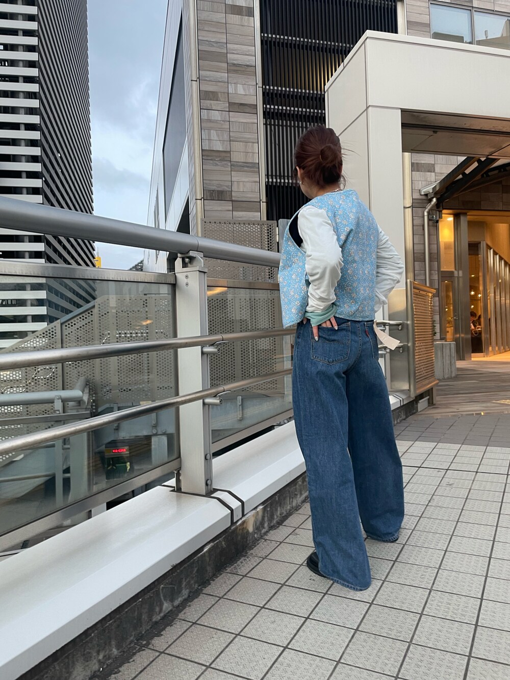 ホワイト系のTシャツ/カットソー、ブルー系のTシャツ/カットソー、ブルー系のベストを着用したレディースの夏コーディネートの2枚目の写真