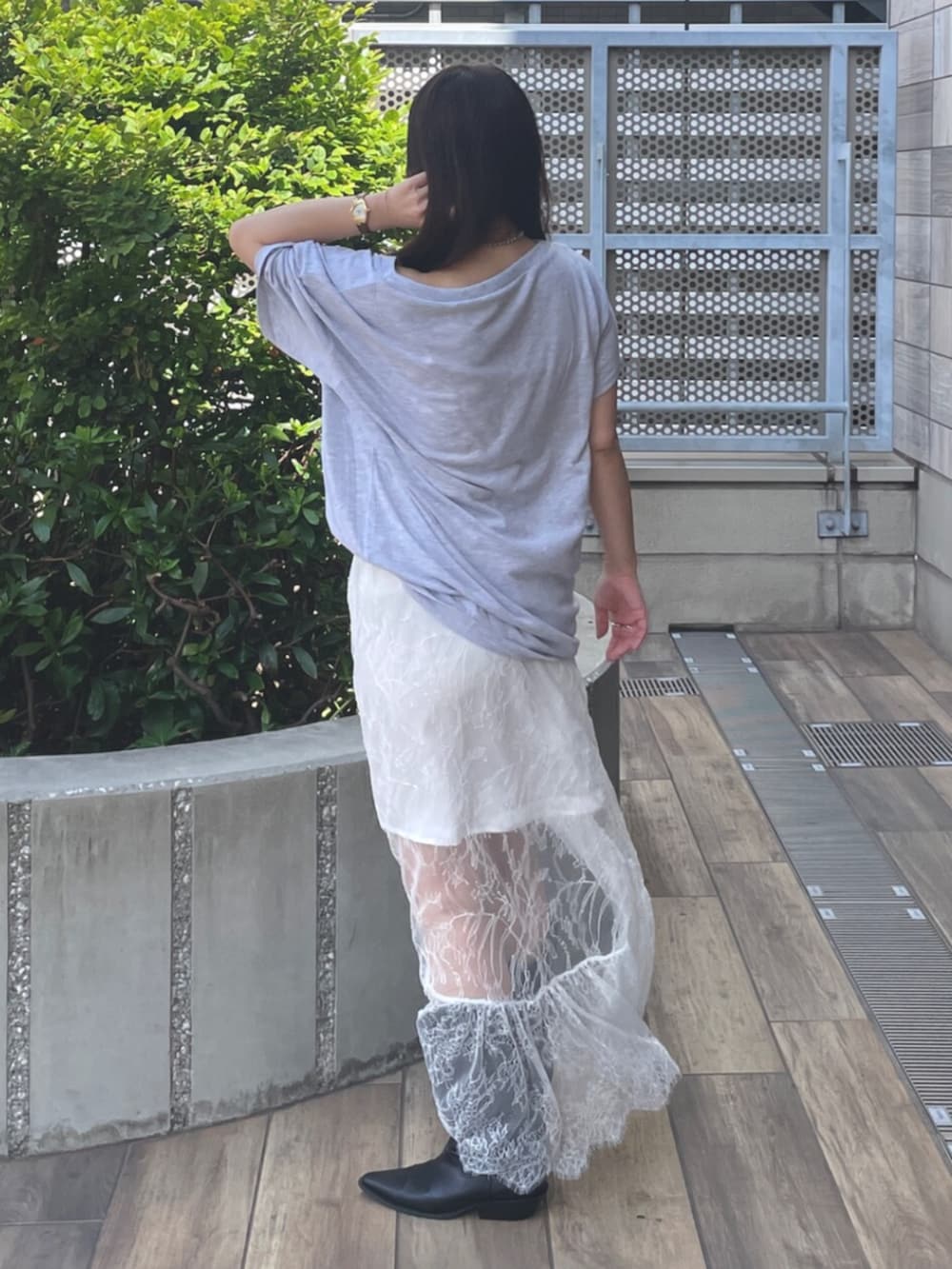 グレー系のTシャツ/カットソー、ホワイト系のスカート、ブラック系のブーツを着用したレディースの夏コーディネートの3枚目の写真