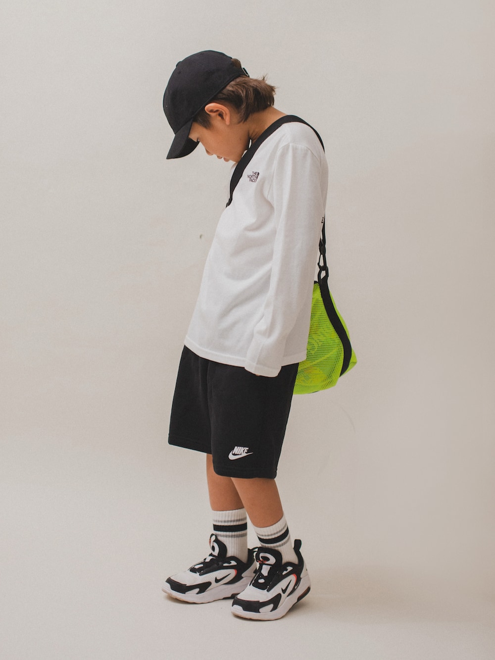 「秋冬コーデ、グローバルワーク(GLOBAL WORK)、ハーフパンツ、NIKE、NIKE AIR MAX、ノースフェイス、休日スタイル、秋コーデ、ロンT、ストリートコーデ、ショルダーバッグ、カジュアルコーデ、スポーツミックス、キャップ、スニーカー」｜「GLOBAL WORKの洗える抗菌／ロゴCAP/187436（キャップ、ブラック系）」を使った、allen19.ppさん（キッズ・120cm）の秋コーディネートの4枚目の写真