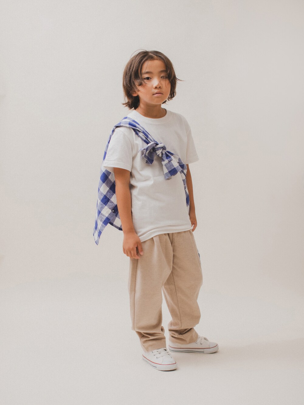 「カジュアルコーデ、プチプラ、tiny manon、ベージュ、チェックシャツ、白Tシャツ、converse、秋コーデ、きれいめカジュアル、バースデイ、カジュアル、シンプルコーデ、ストリート、キッズファッション」｜「tinymanonのアイテム（パンツ、ベージュ系）」を使った、allen19.ppさん（キッズ・120cm）の秋コーディネートの3枚目の写真
