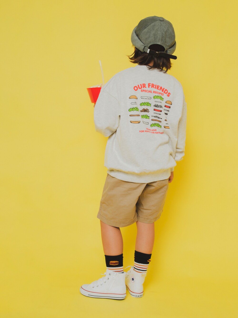「コンバース、トレーナー、スエット、converse、ビッグシルエット、ハーフパンツ、ポップコーン、devirock、帽子、男の子コーデ、休日スタイル、キッズコーデ、シンプルコーデ、カジュアルコーデ」｜「B:MING by BEAMSのB:MING by BEAMS / フェイクスエード ロールキャップ（キャップ、グレー系）」を使った、allen19.ppさん（キッズ・125cm）の秋コーディネートの2枚目の写真