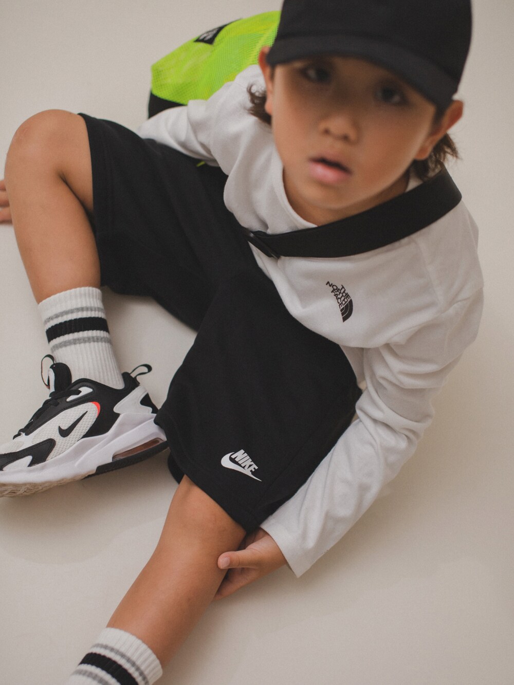 「秋冬コーデ、グローバルワーク(GLOBAL WORK)、ハーフパンツ、NIKE、NIKE AIR MAX、ノースフェイス、休日スタイル、秋コーデ、ロンT、ストリートコーデ、ショルダーバッグ、カジュアルコーデ、スポーツミックス、キャップ、スニーカー」｜「GLOBAL WORKの洗える抗菌／ロゴCAP/187436（キャップ、ブラック系）」を使った、allen19.ppさん（キッズ・120cm）の秋コーディネートの5枚目の写真