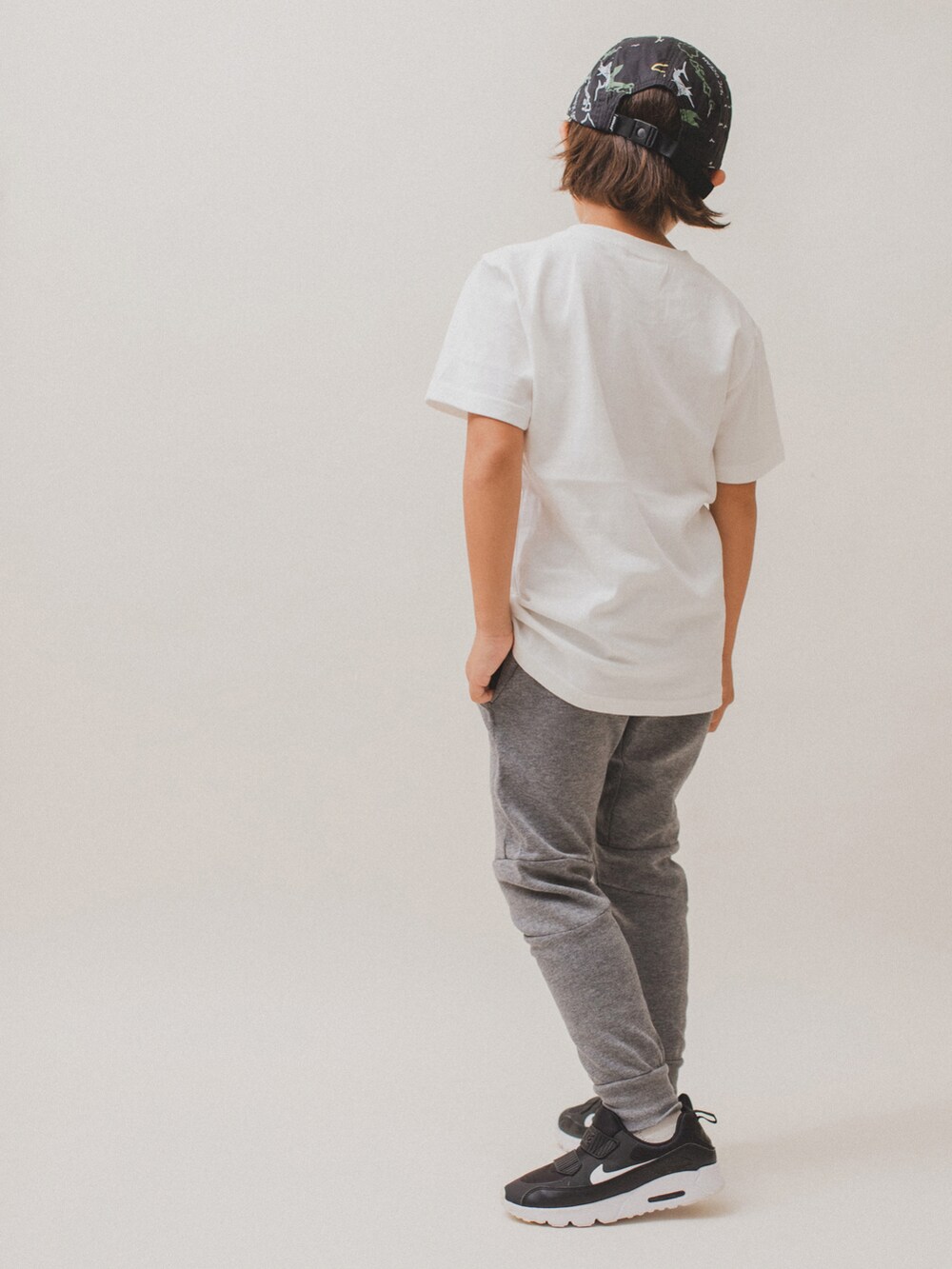 「カジュアルコーデ、スニーカー、キャップ、スニーカーコーデ、ストリート、カジュアル、Tシャツ、NIKE、stussy、秋コーデ、キッズコーデ、普段着、小学生、スエット」｜「United AthleのUnited Athle/5.6オンス ハイクオリティー 無地 コットン Tシャツ 〈90～120cm〉（Tシャツ/カットソー、ホワイト系）」を使った、allen19.ppさん（キッズ・120cm）の秋コーディネートの3枚目の写真