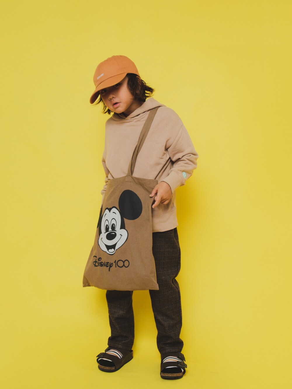 「wcj、秋服まるっと大公開、秋冬コーデ、バースデイ、ディズニー、ミッキー、ブラウンコーデ、キャップ、パーカー、トートバッグ、キッズコーデ、男の子、120cm、休日スタイル、チェックパンツ」｜「LUZeSOMBRAのアイテム（キャップ、ブラウン系）」を使った、allen19.ppさん（キッズ・120cm）の秋コーディネートの4枚目の写真